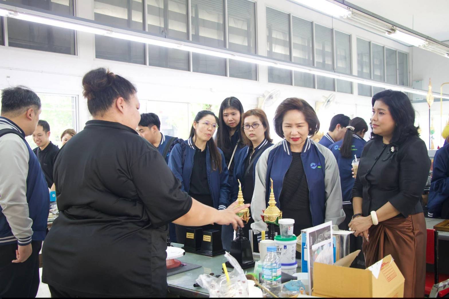 title - ผอ.ศพส. ให้การต้อนรับ ผอก.สกอญ. พร้อมด้วย คณะผู้เข้าร่วมสัมมนาเชิงปฏิบัติการฯ เข้าเยี่ยมชมแผนกฝึกอบรม และพื้นที่ภายในศูนย์ส่งเสริมและพัฒนาอาชีพเสริมนอกภาคการเกษตร